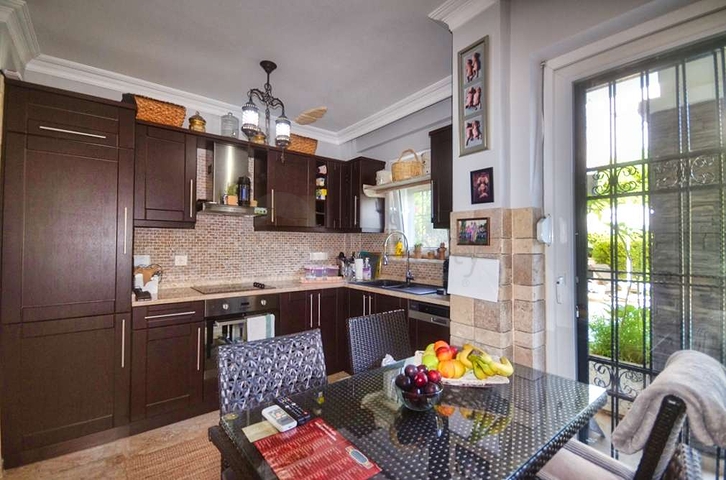 فيلا 4 + 1 مع مسبح خاص في كاليس فتحية