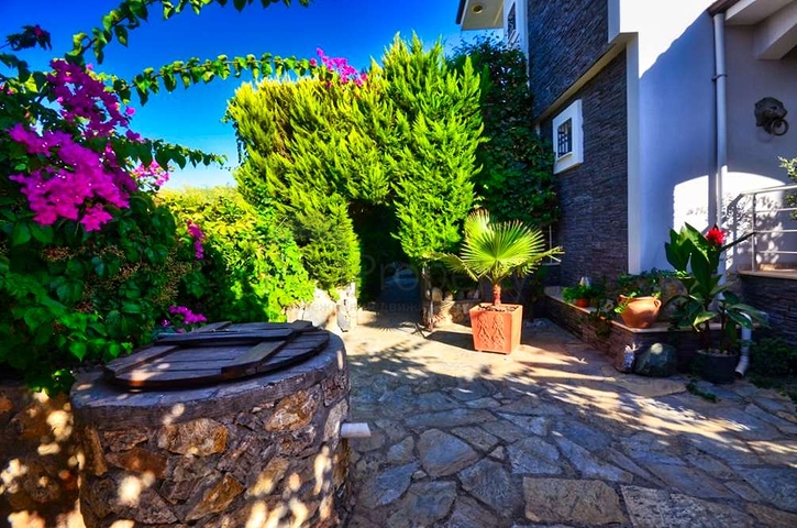 فيلا 4 + 1 مع مسبح خاص في كاليس فتحية