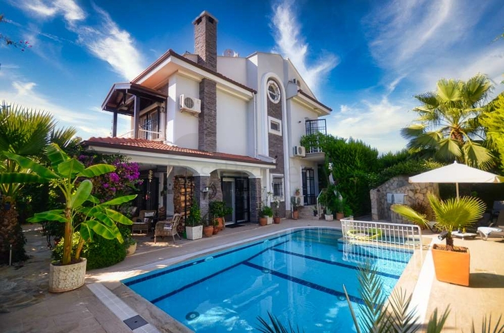 فيلا 4 + 1 مع مسبح خاص في كاليس فتحية