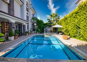 فيلا 4 + 1 مع مسبح خاص في كاليس فتحية