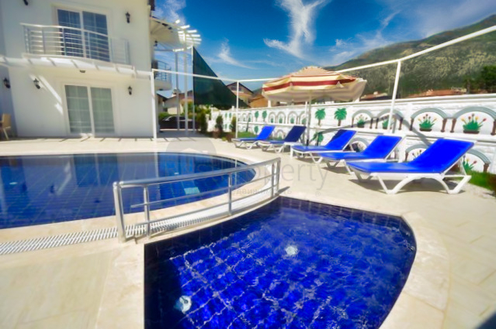 فيلا فسيحة 6 + 1 مع مسبح خاص في فتحية