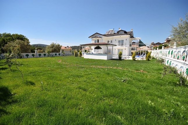 فيلا فسيحة 6 + 1 مع مسبح خاص في فتحية