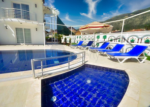 فيلا فسيحة 6 + 1 مع مسبح خاص في فتحية