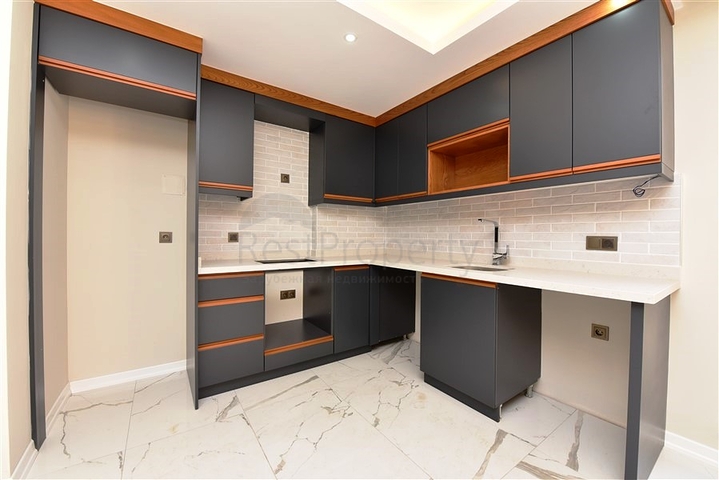 100 متر الى الشاطئ ! شقق ضمن مجمع حديث - في مركز الانيا 