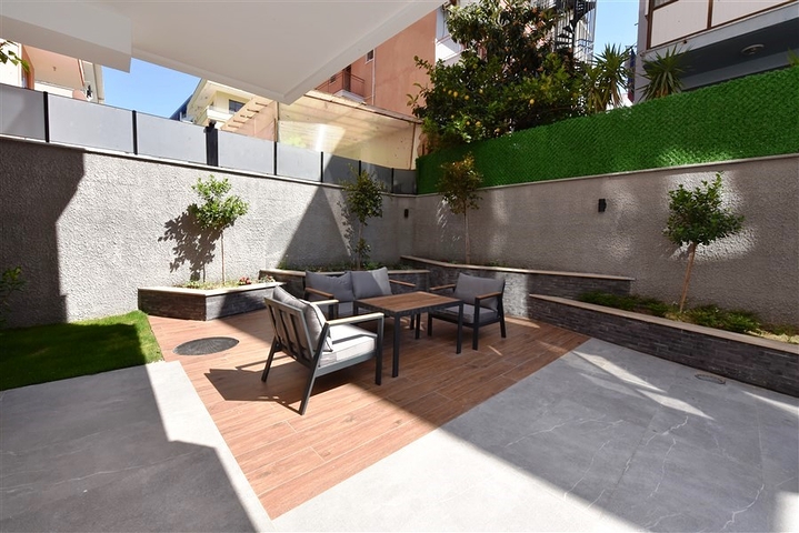 100 متر الى الشاطئ ! شقق ضمن مجمع حديث - في مركز الانيا 