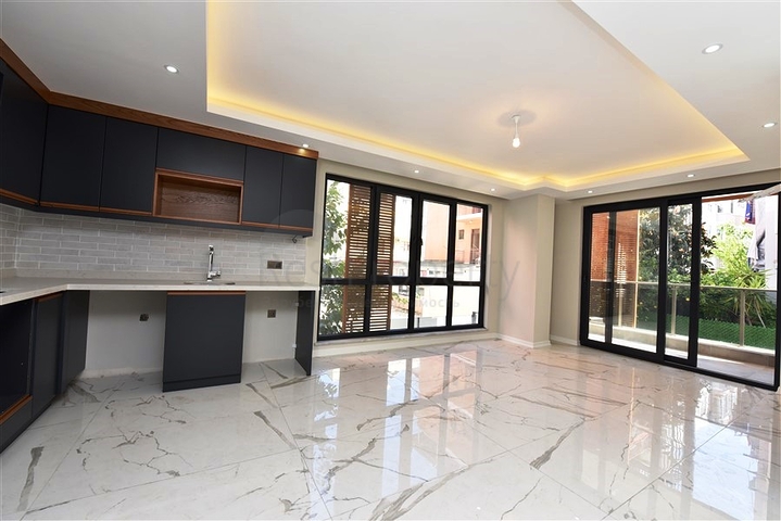 100 متر الى الشاطئ ! شقق ضمن مجمع حديث - في مركز الانيا 