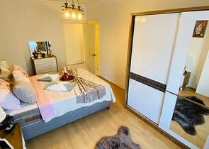 اطلالة مفتوحة -شقة زاوية - تصميم 2 غرفة وصالة -اثاث انيق -في جيكجلي / الانيا 