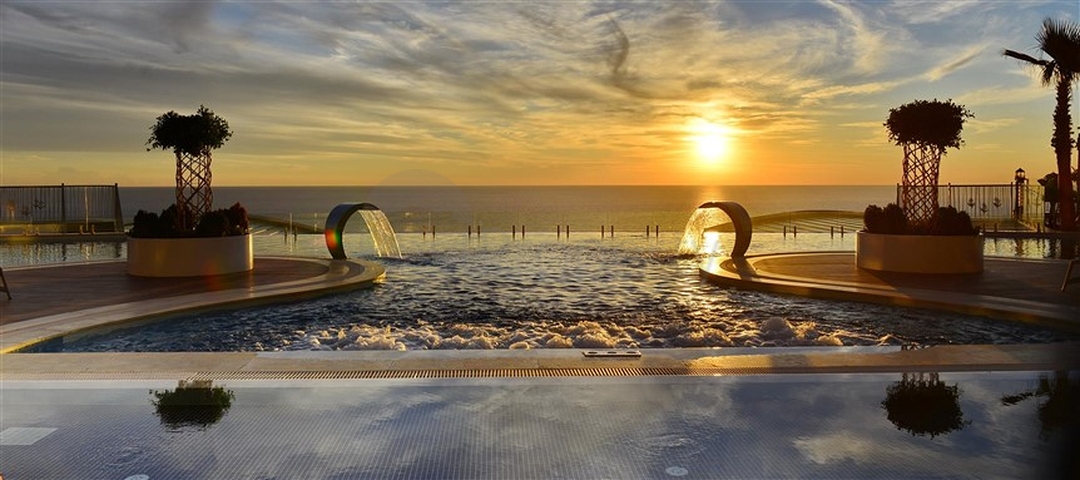 مجمع عصري فاخر مثال على الرفاهية 