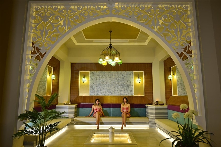 مجمع عصري فاخر مثال على الرفاهية 