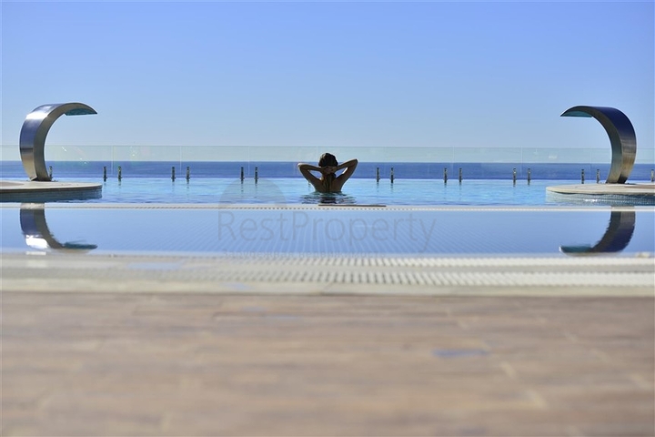 مجمع عصري فاخر مثال على الرفاهية 