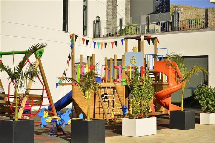 مجمع عصري فاخر مثال على الرفاهية 