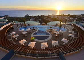 مجمع عصري فاخر مثال على الرفاهية 