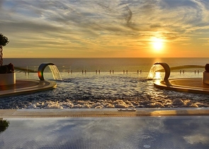 مجمع عصري فاخر مثال على الرفاهية 