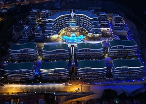 مجمع عصري فاخر مثال على الرفاهية 