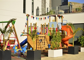 مجمع عصري فاخر مثال على الرفاهية 