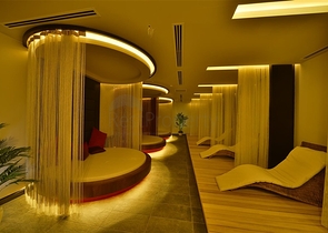 مجمع عصري فاخر مثال على الرفاهية 