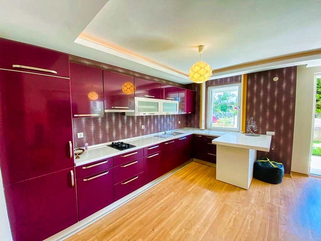 شقة بغرفتي نوم بمساحة 350 م من شواطئ كونيالتي