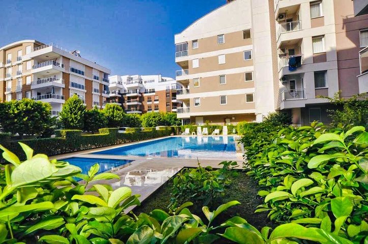 شقة بغرفتي نوم بمساحة 350 م من شواطئ كونيالتي