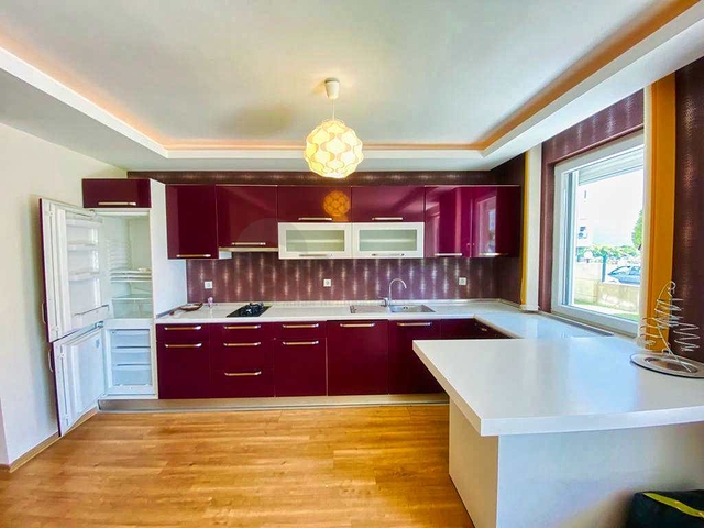 شقة بغرفتي نوم بمساحة 350 م من شواطئ كونيالتي