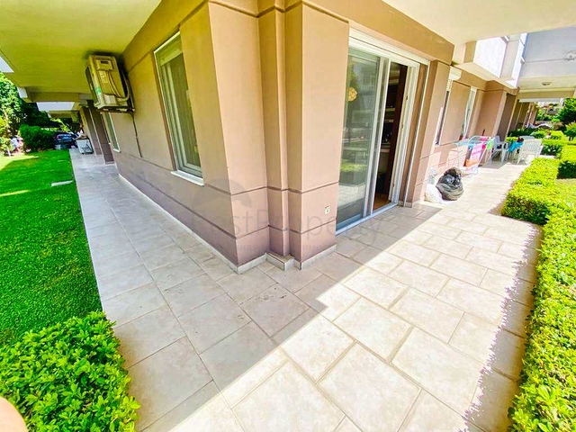 شقة بغرفتي نوم بمساحة 350 م من شواطئ كونيالتي