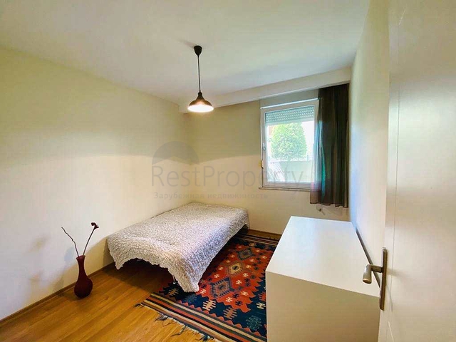 شقة بغرفتي نوم بمساحة 350 م من شواطئ كونيالتي