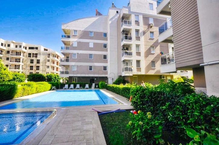 شقة بغرفتي نوم بمساحة 350 م من شواطئ كونيالتي