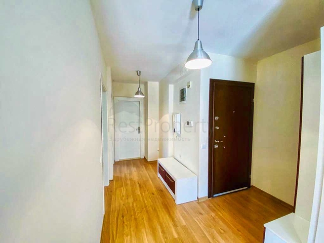 شقة بغرفتي نوم بمساحة 350 م من شواطئ كونيالتي