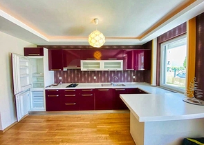 شقة بغرفتي نوم بمساحة 350 م من شواطئ كونيالتي