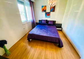 شقة بغرفتي نوم بمساحة 350 م من شواطئ كونيالتي