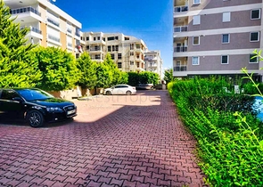 شقة بغرفتي نوم بمساحة 350 م من شواطئ كونيالتي