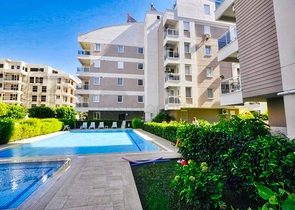 شقة بغرفتي نوم بمساحة 350 م من شواطئ كونيالتي