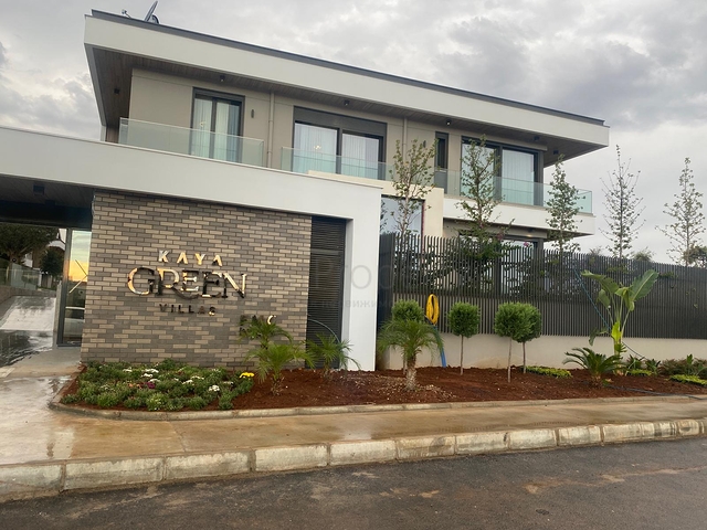 مشروع استثماري من فلل 5 + 1 في منطقة دوشميالتي في أنطاليا