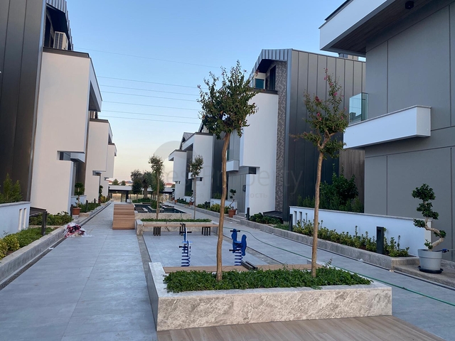 مشروع استثماري من فلل 5 + 1 في منطقة دوشميالتي في أنطاليا