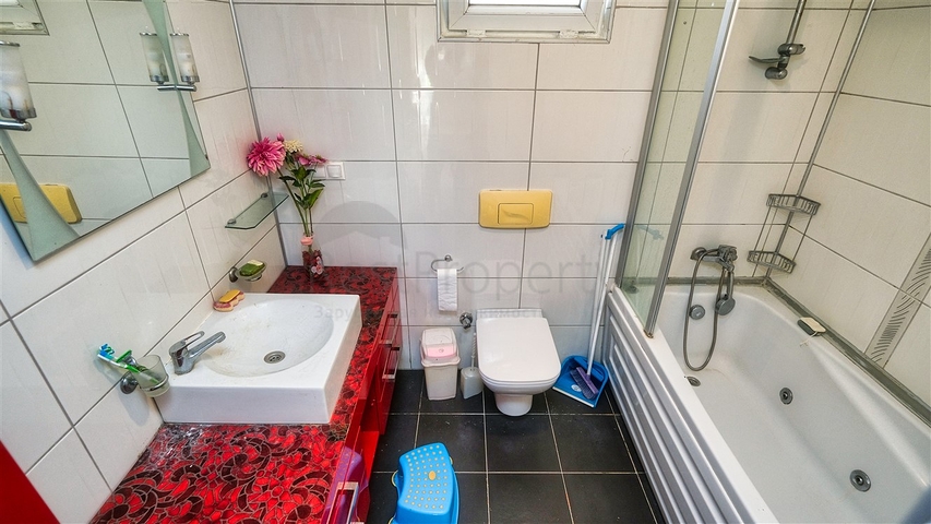 شقة 2 + 1 على مسافة قريبة من البحر في أنطاليا