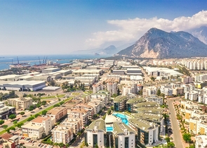 شقة 2 + 1 على مسافة قريبة من البحر في أنطاليا