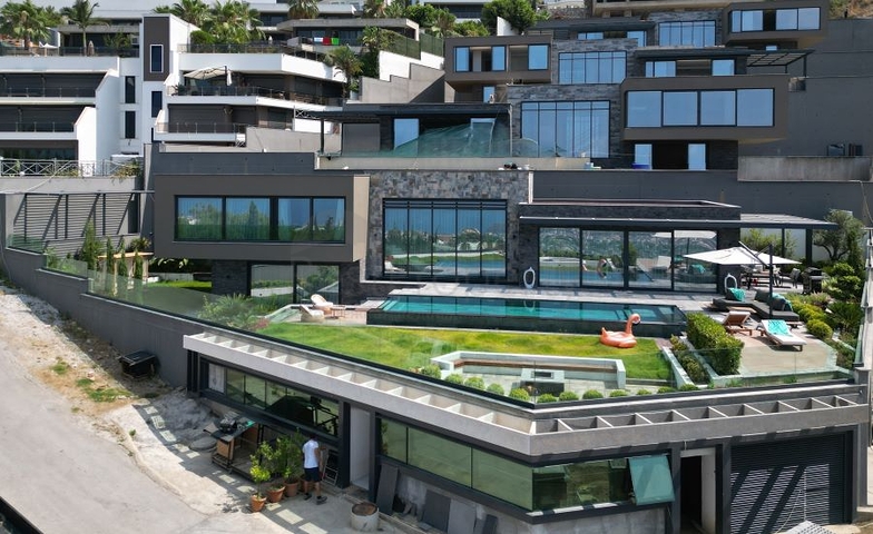 اطلالة بحر وقلعة - فلل فاخرة - في مركز الانيا 