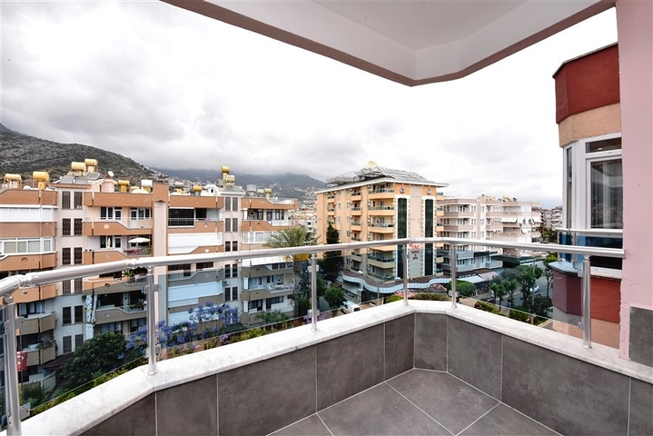 في مركز مدينة الانيا - شقة 3 غرف وصالة - اكساء جديد  