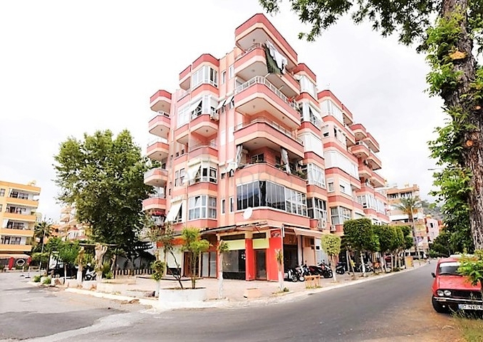 في مركز مدينة الانيا - شقة 3 غرف وصالة - اكساء جديد  