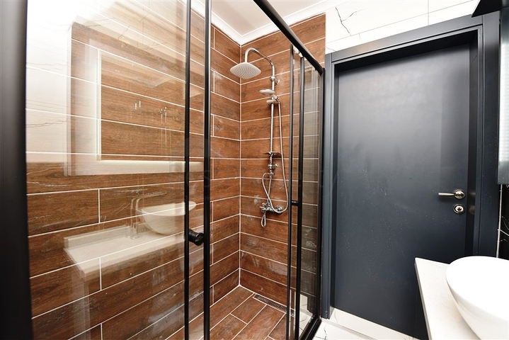 في مركز مدينة الانيا - شقة 3 غرف وصالة - اكساء جديد  