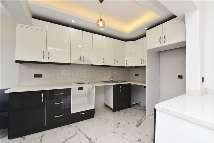 في مركز مدينة الانيا - شقة 3 غرف وصالة - اكساء جديد  