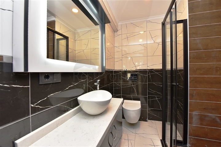 في مركز مدينة الانيا - شقة 3 غرف وصالة - اكساء جديد  