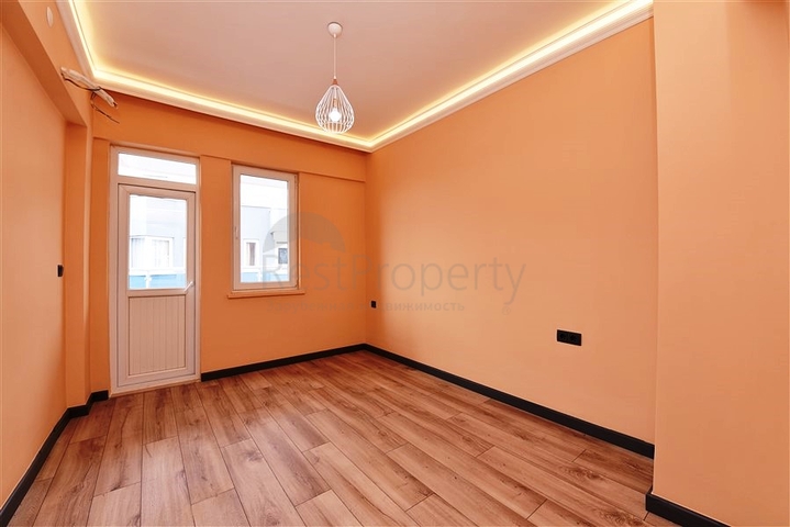 في مركز مدينة الانيا - شقة 3 غرف وصالة - اكساء جديد  