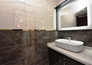 في مركز مدينة الانيا - شقة 3 غرف وصالة - اكساء جديد  