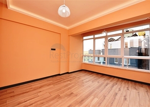 في مركز مدينة الانيا - شقة 3 غرف وصالة - اكساء جديد  