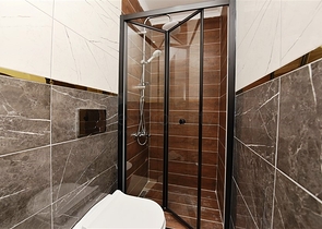 في مركز مدينة الانيا - شقة 3 غرف وصالة - اكساء جديد  