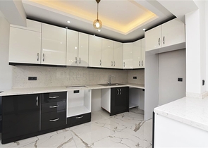 في مركز مدينة الانيا - شقة 3 غرف وصالة - اكساء جديد  