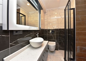 في مركز مدينة الانيا - شقة 3 غرف وصالة - اكساء جديد  