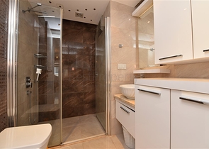 مناسبة للمهتمين بالاستثمار -شقة مفروشة -تصميم 1+1 - في مركز الانيا 