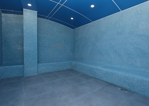 موقع مميز -مجمع سكني جديد -شقة غرفة وصالة في مركز الانيا 