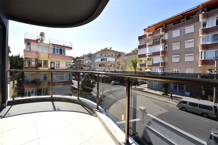 موقع مركزي - شقة 1+1 - واسعة نسبيا -  في مركز الانيا 